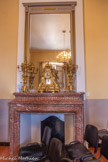 <center>Château de Peyrolles-en-Provence</center>Salle des mariages. Cheminée en marbre rose de Vitrolles sur laquelle ont été déposés un cartel et deux candélabres provenant de la Russie des Tsars.